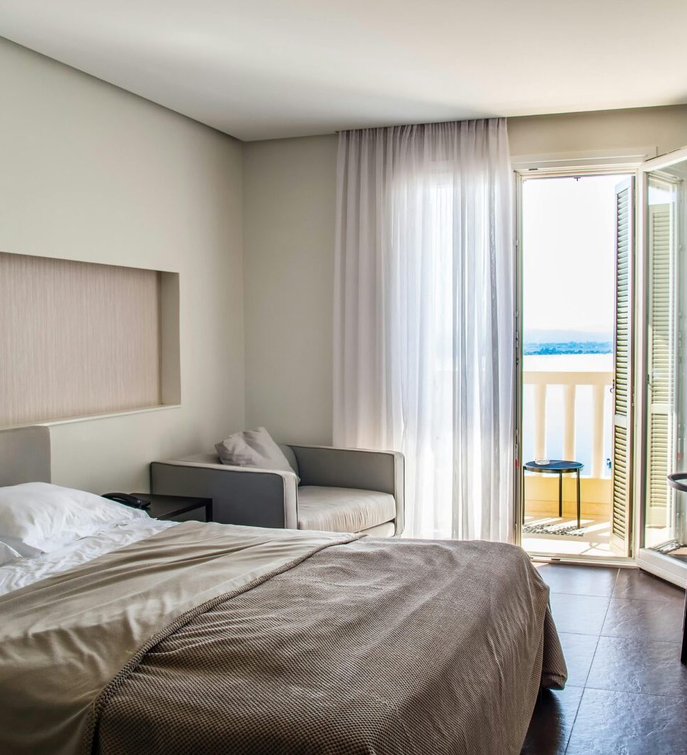 Quarto cores claras com nicho